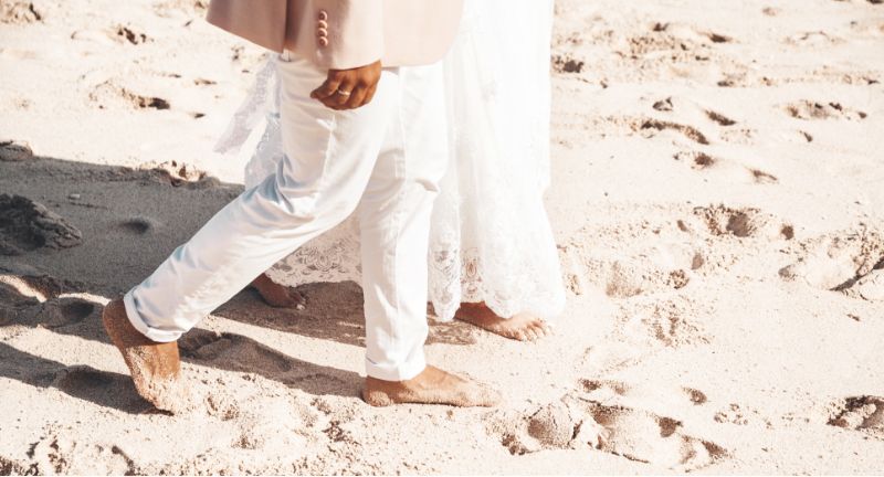 beach-feet-walking